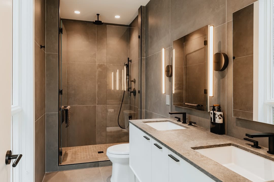 تصميم حمام مودرن بعد الترميم بالرياض